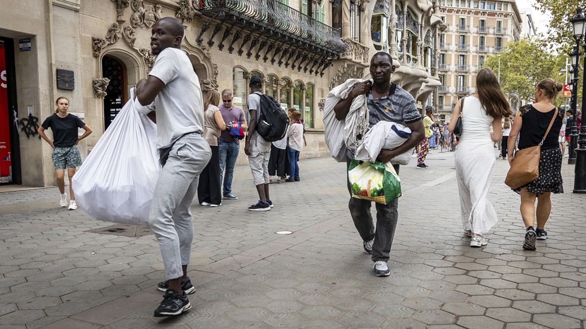 naciodigital's tweet photo. El nou govern de Barcelona treu pit de comissar 11.000 productes als manters en un cap de setmana "És massa dur, per a un manter, que et requisin tot el material. És exagerat. Et quedes sense res"

✍ @davidcobo_
📸 Hugo Fernández

https://t.co/n604lsSSGP https://t.co/oy3SpSYgrb