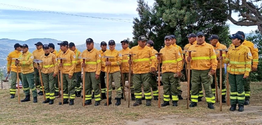 BomberosQuito's tweet image. ⛏️ #DoMinga | En el sector de La Tola Chica - Tumbaco, ya nos encontramos listos para trabajar junto a la comunidad en una minga de limpieza que nos ayudará a evitar incendios forestales.

✊️ Recuerda que #JuntosSalvamosVidas

#QuitoRenace
