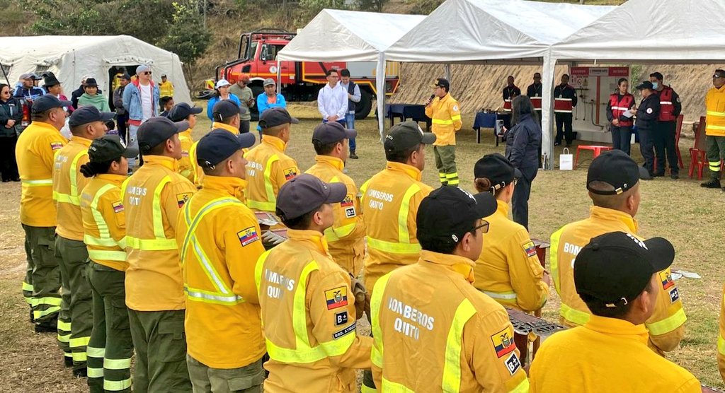BomberosQuito's tweet image. ⛏️ #DoMinga | En el sector de La Tola Chica - Tumbaco, ya nos encontramos listos para trabajar junto a la comunidad en una minga de limpieza que nos ayudará a evitar incendios forestales.

✊️ Recuerda que #JuntosSalvamosVidas

#QuitoRenace