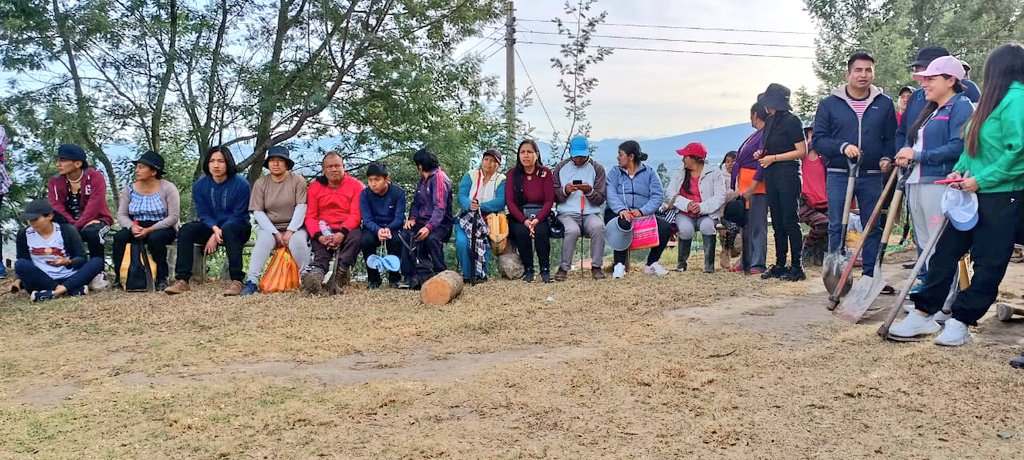 BomberosQuito's tweet image. ⛏️ #DoMinga | En el sector de La Tola Chica - Tumbaco, ya nos encontramos listos para trabajar junto a la comunidad en una minga de limpieza que nos ayudará a evitar incendios forestales.

✊️ Recuerda que #JuntosSalvamosVidas

#QuitoRenace