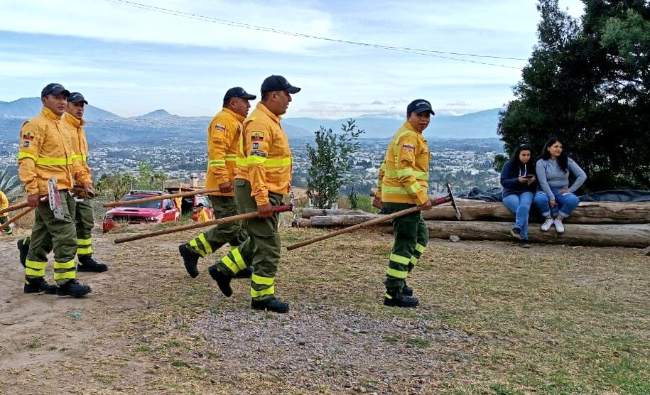 BomberosQuito's tweet image. ⛏️ #DoMinga | En el sector de La Tola Chica - Tumbaco, ya nos encontramos listos para trabajar junto a la comunidad en una minga de limpieza que nos ayudará a evitar incendios forestales.

✊️ Recuerda que #JuntosSalvamosVidas

#QuitoRenace