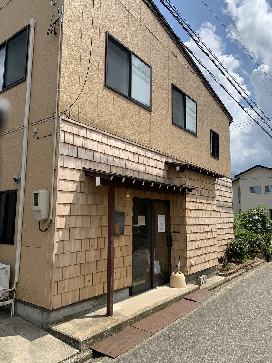 7xNK1dM8vGcBnqY's tweet photo. 今日は8月4日にオープンしたばかりの米泉にある『soisoi』さん行ってきました😊　ランチは１つしかなく、ドリンクを付けるなどを決めて、先に支払いを済ませてしまう珍しい感じでした💡　これだけの副菜が付いて1,500円❗️とても美味しかったです☺️今度は夜にカレーを食べに行きたいです😄
#soisoi https://t.co/3zi9be1RaE
