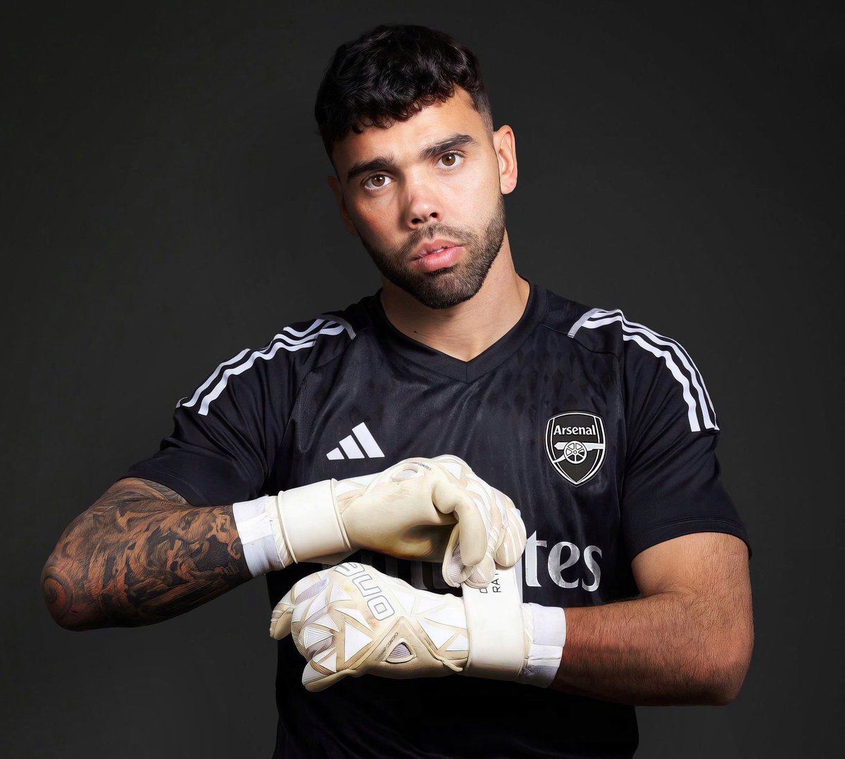 PurplePanel's tweet photo. 🚨💣𝐉𝐔𝐒𝐓 𝐈𝐍: 𝐃𝐀𝐕𝐈𝐃 𝐑𝐀𝐘𝐀: 

David Raya is joining Arsenal!✍️

*Within our continued research of the current transfer window.*

@PurplePanel confirms that Arsenal and Brentford have reached an agreement over the transfer of David Raya.

Understand that the fee will be around the region of £30M including add–ons.

As confirmed, Raya had a preference for joining Arsenal over Bayern, as the player wants to stay in the vicinity of London. 

Personal terms have already been agreed upon.

Checkmate♟️

#AFC