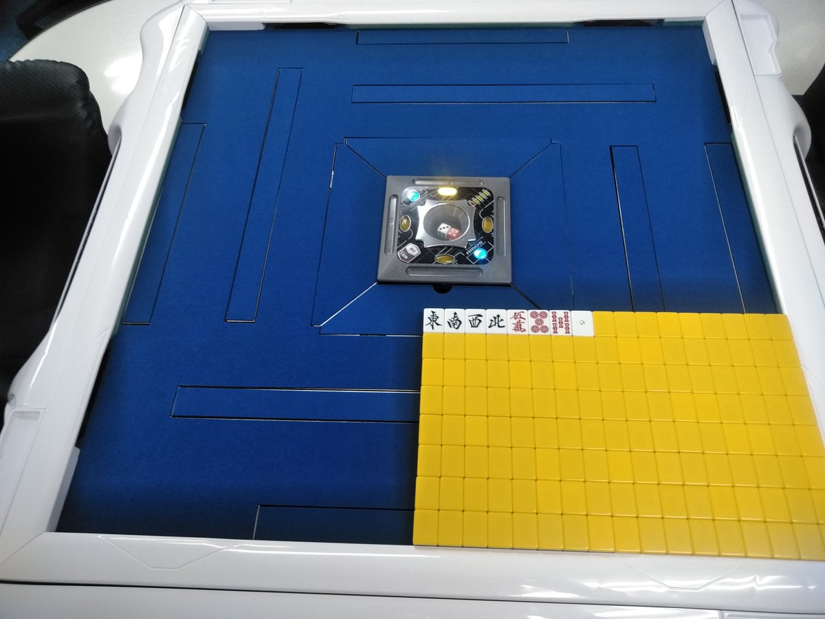 今日はお店が暇だったので🤣
生まれて初めて天板シート（ラシャ）交換しました✨
BlueRoseにあってそうなラシャです🌹
明日から早く来た方にはこちらにご招待します〜✌気持ち良く楽しく麻雀しましょ〜😊