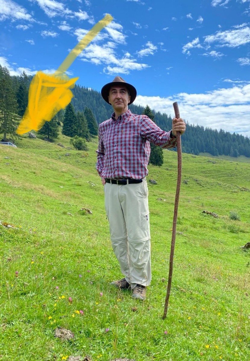 Oberleutnant Alois Franz Trenker in den Dolomiten 1918 (coloriert). 
Im Hintergrund links sein Maultier.
