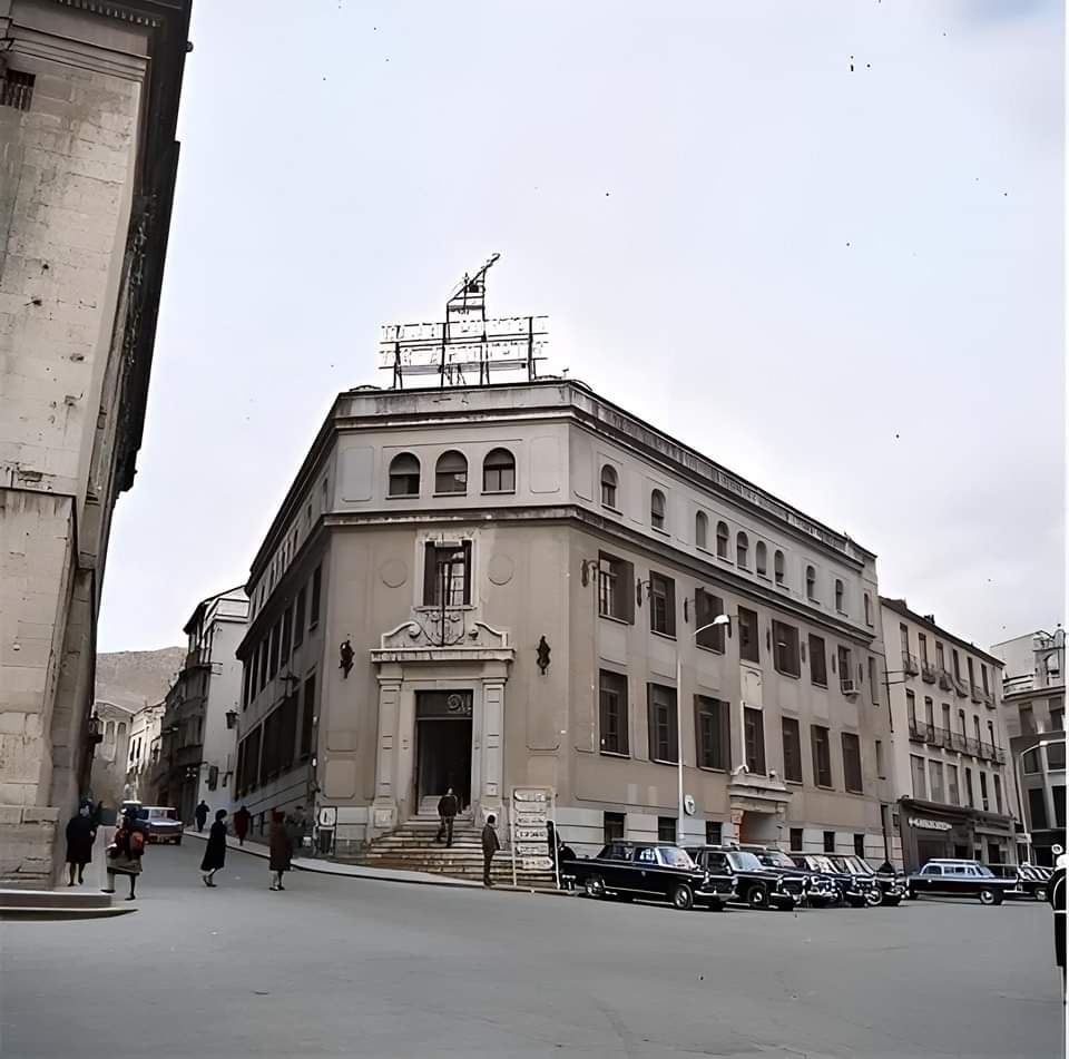 RadioTaxiJaen's tweet photo. ¡Qué tiempos aquellos!
Parada de taxis de la plaza de San Francisco, junto al antiguo edificio de Correos.
Imagen de Jaén ayer y hoy - José Andrés Castro Cueto https://t.co/oXWslbpzZg