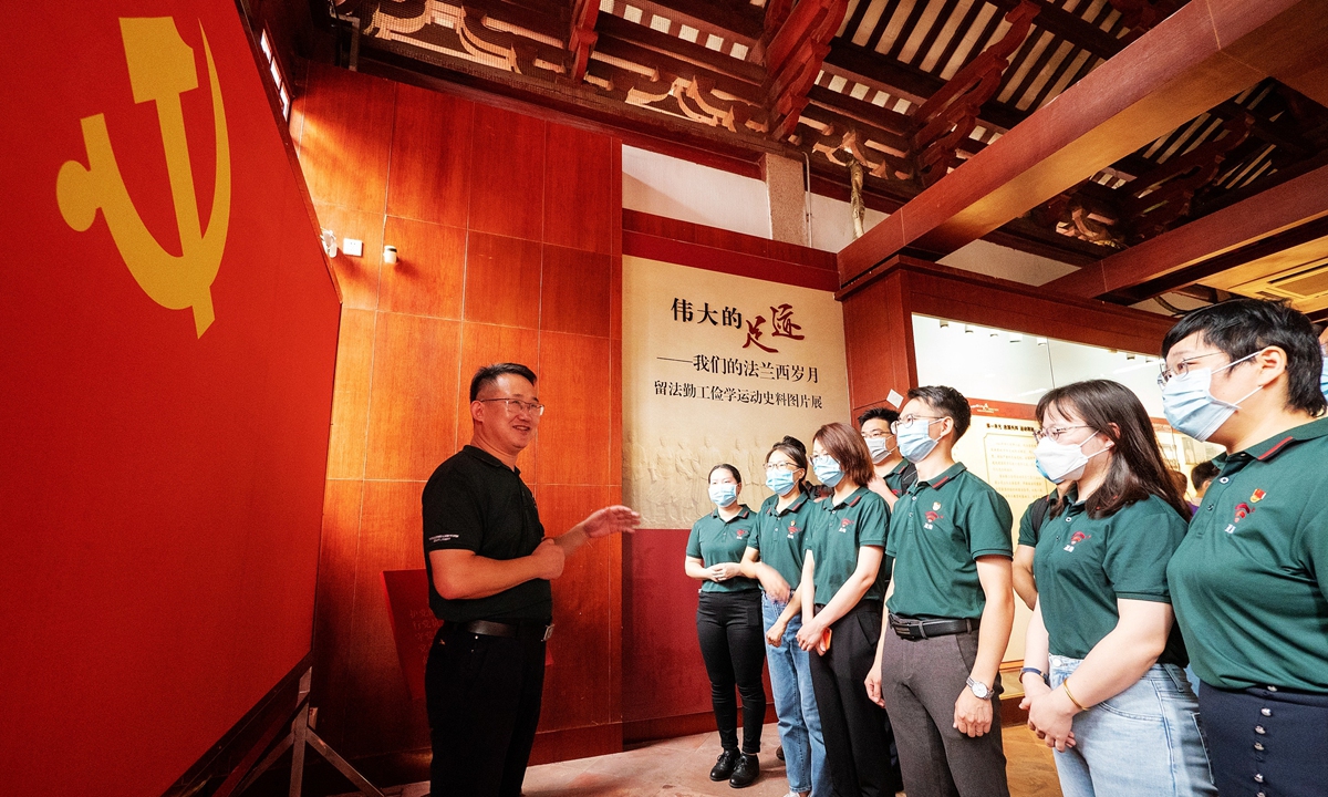 ☭ 🇨🇳📈| O número de membros do Partido Comunista da China aumentou para 98,04 milhões em 2022

Isso é de acordo com o Departamento de Organização do Comitê Central do PCC, que diz que isso constitui um aumento de 1,4% em relação aos números de membros de 2021.  🧵1/6