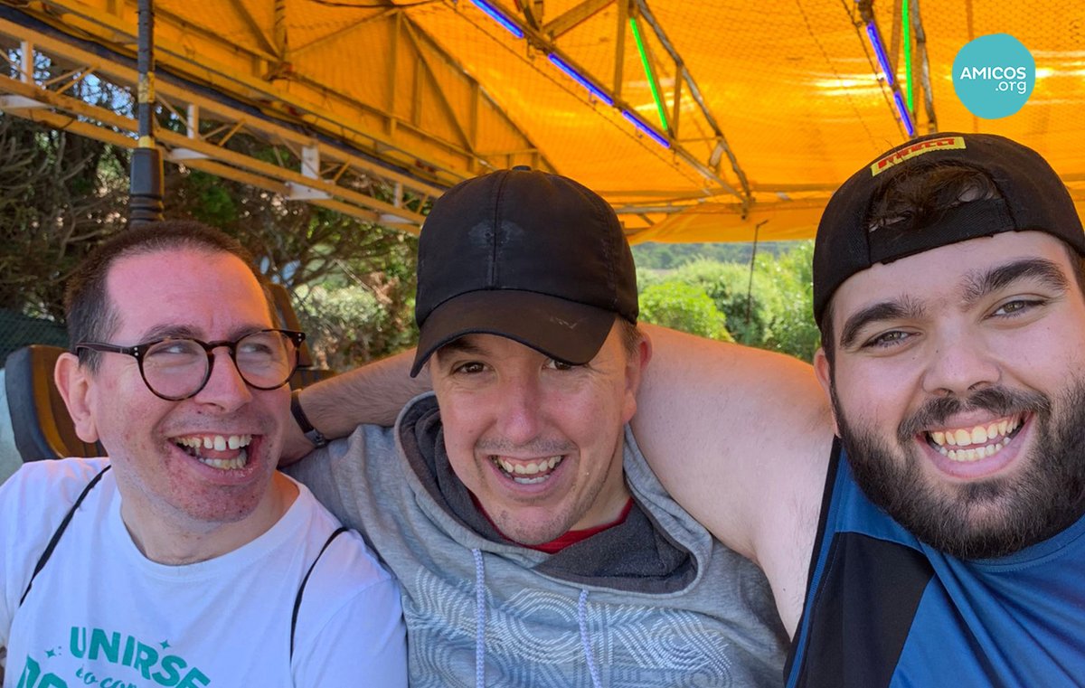 AmicosAsoc's tweet photo. Los Amicos 😊 estuvieron la semana en Queiruga donde se encontraban en fiestas 🎊 Estuvieron tomando un refresco 🧃 en la sesión vermú 🎤 disfrutando mucho del ambiente festivo 😍🥰 Mirad nuestras fotiños 📸

#queiruga #festas #sesionvermu #amicos https://t.co/KZtc7eU7VQ