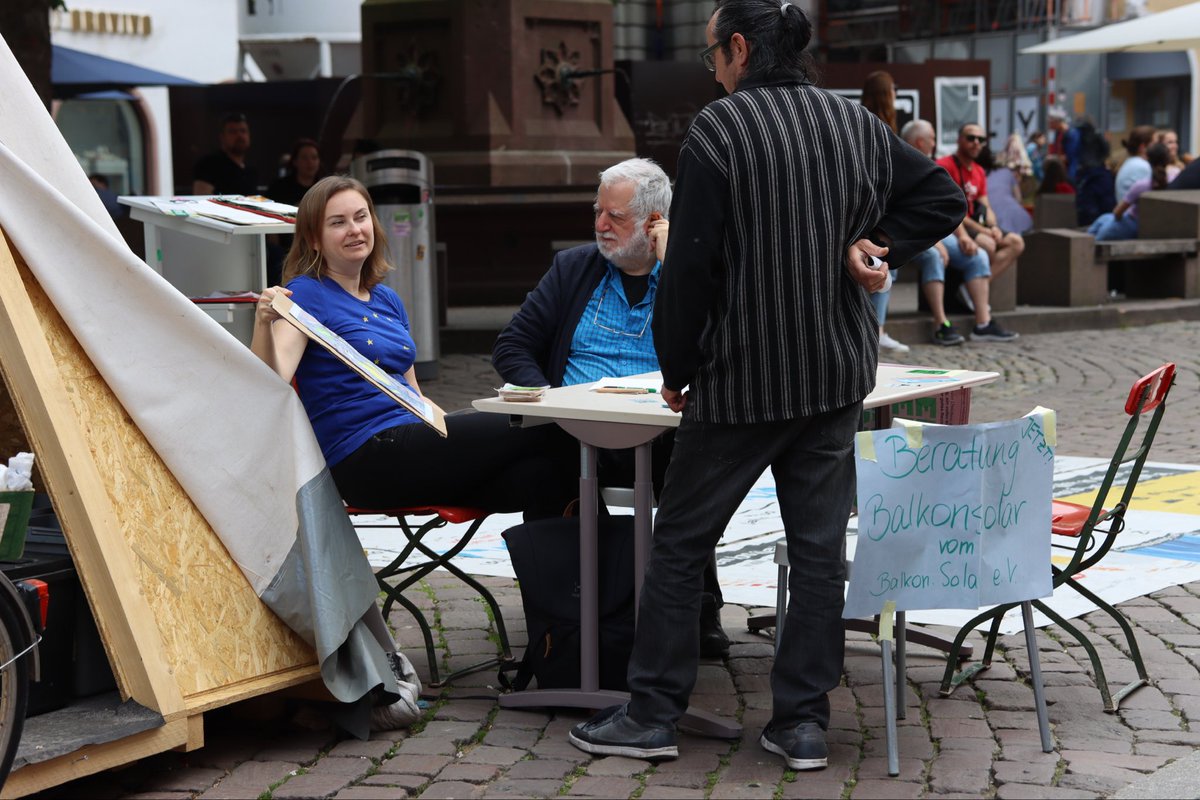 balkonsolar's tweet image. Der #Balkonsolar Verein nutzt übrigens das Klimacamp gerne für Aktionen: Beratung, Vorstandssitzungen, Information. 

Deshalb setzen wir uns auch für eine Fortbestand des #Klimacamp in #Freiburg auf dem Rathausplatz ein.