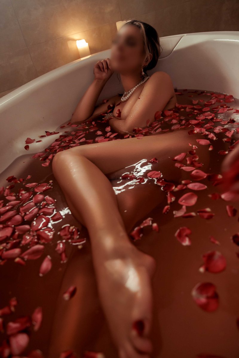 msellehudson's tweet photo. Lady of pleasure…

Elle Hudson
@ivysociete @dakotadice1 @RealbabesAU https://t.co/7lQ1DfXt97