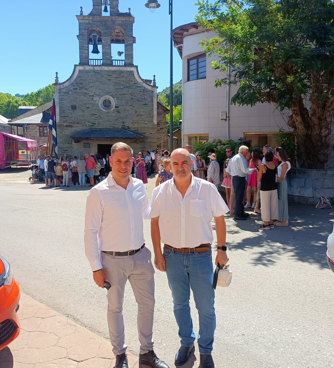 CoalicionBierzo's tweet photo. Ivan Alonso, Teniente-Alcalde de Ponferrada; Pedro Raposo, Vocal de la Junta Vecinal y otros miembros de la corporación; en las Fiestas del Salvador en Toral de Merayo (Ponferrada) #Bierzo #Ponferrada #ToralDeMerayo #TenienteAlcalde https://t.co/Dxup0cfJ7S