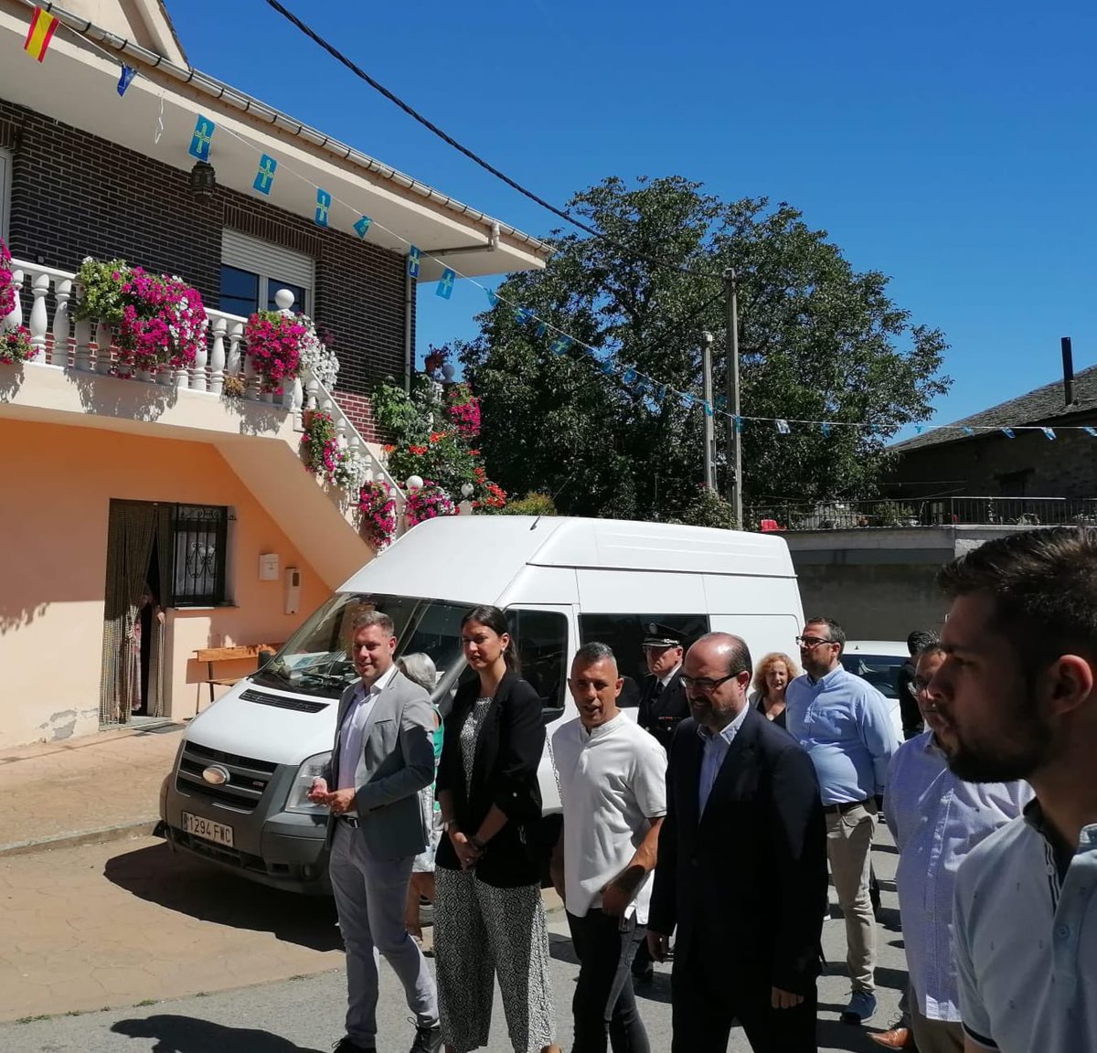 CoalicionBierzo's tweet photo. Ivan Alonso, Teniente-Alcalde de Ponferrada; Pedro Raposo, Vocal de la Junta Vecinal y otros miembros de la corporación; en las Fiestas del Salvador en Toral de Merayo (Ponferrada) #Bierzo #Ponferrada #ToralDeMerayo #TenienteAlcalde https://t.co/Dxup0cfJ7S