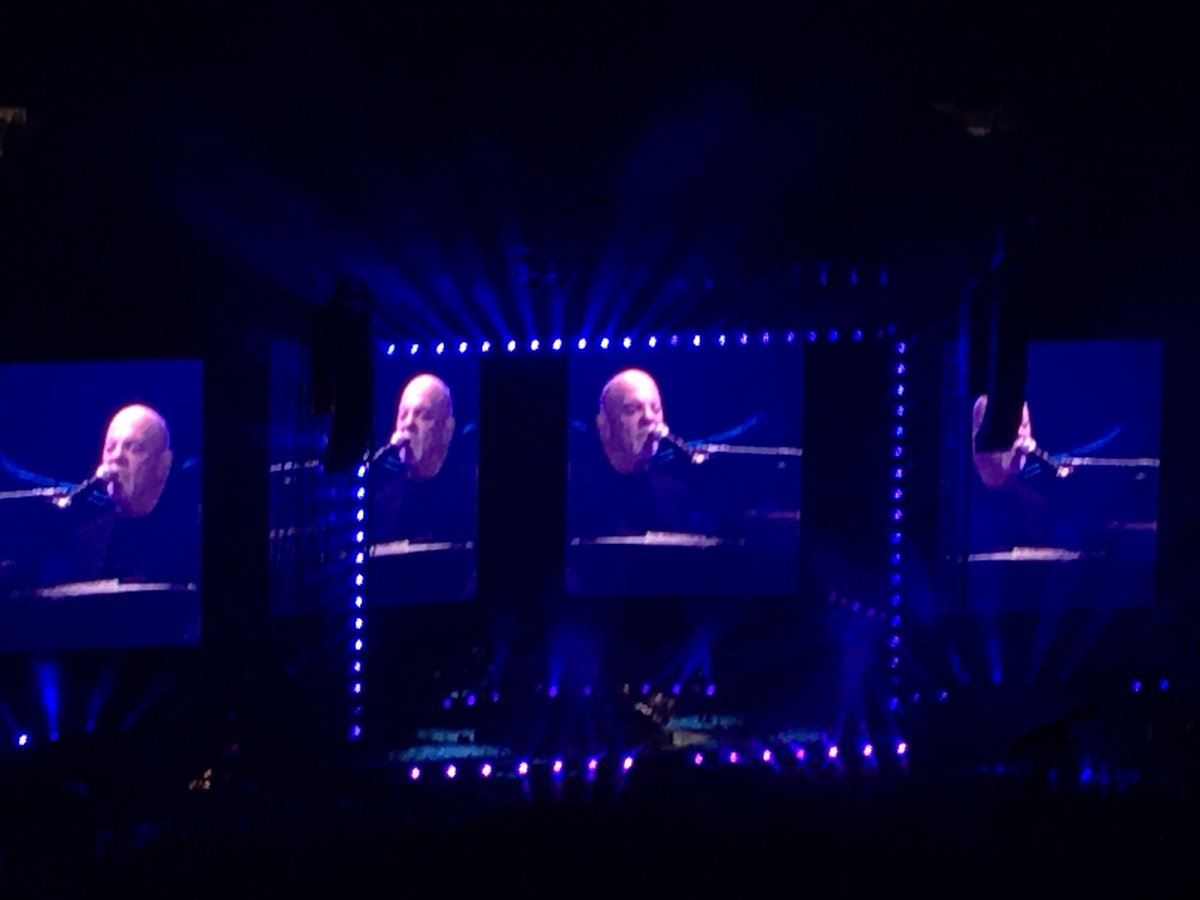GL4SSH0USES's tweet photo. Hello everyone just stopping by from twitter on safari to let u all know I saw billy joel last night for the second time ever (stevie nicks too) and it was incredible https://t.co/7WbfPNcfOV