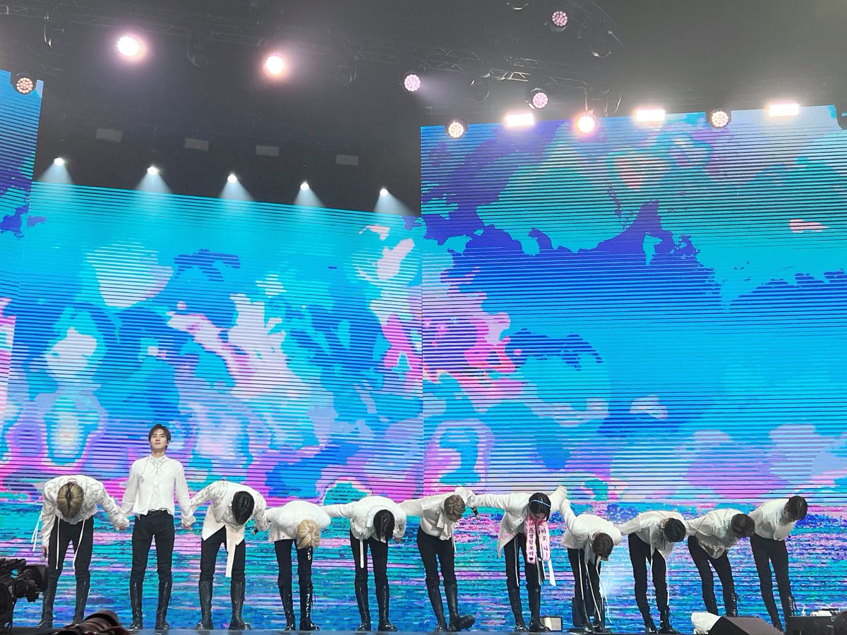 [📸] THE BOYZ 2ND WORLD TOUR : ZENERATION IN BANGKOK 2회차 공연 완료🧬 오늘도 더비 덕분에 소중하고 행복했던 하루💞 더보이즈의 영원한 비타민이 되어줘서 고마워요☺️ 우리 내일 LIP GLOSS로 만나요😘 THE B รักนะ🥰

#THEBOYZ #더보이즈 #ZENERATION #제너레이션