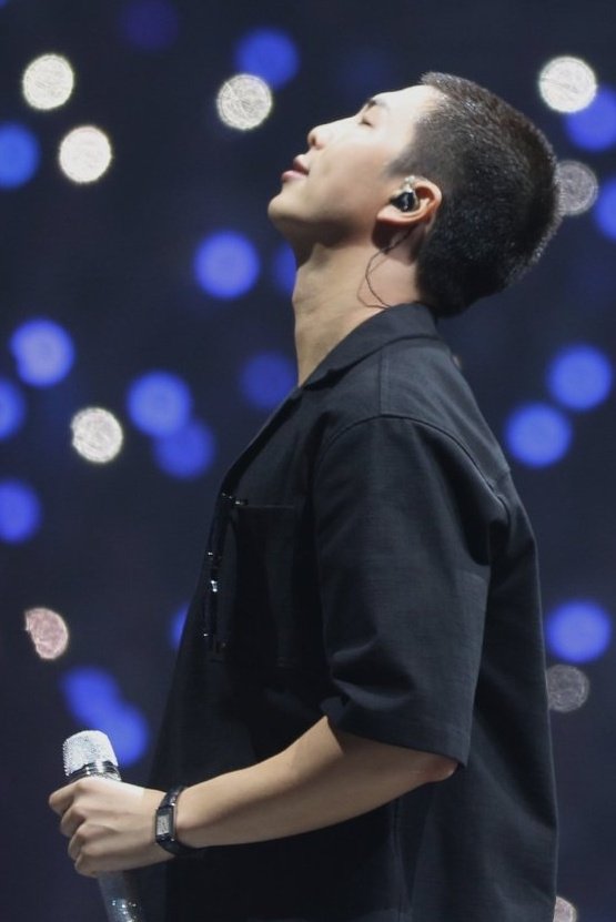 BTSLATAM7's tweet photo. — Traducción de la canción sin lanzar de Namjoon. 

— Sin título — 

Te dije,
Estoy bien esta noche
Manteniéndome bien

La primavera siempre
Ha estado aquí
Dormiré en sus ojos

Regresa a mí
Como solías hacerlo
Se lo que eres
Te llevaré a la luna

(+) https://t.co/nXqYuPqrgb