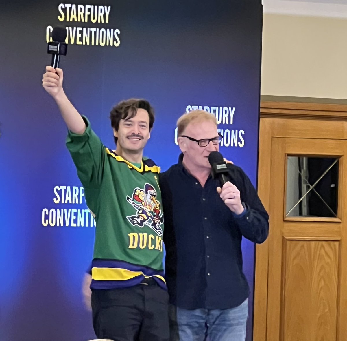 vickielisab's tweet photo. Sunday panels with these amazing and talented cast !!! Talking everything non #Outlander  😜 #Starfury #Highlanders6 #IzzyMeikleSmall #JoeyPhillips #CaitlinORyan #AlexanderVlahos #MarkLewisJones https://t.co/KppPdSmzU1