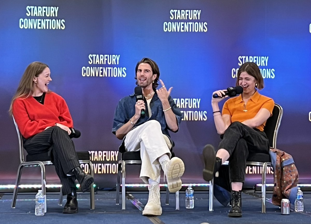 vickielisab's tweet photo. Sunday panels with these amazing and talented cast !!! Talking everything non #Outlander  😜 #Starfury #Highlanders6 #IzzyMeikleSmall #JoeyPhillips #CaitlinORyan #AlexanderVlahos #MarkLewisJones https://t.co/KppPdSmzU1