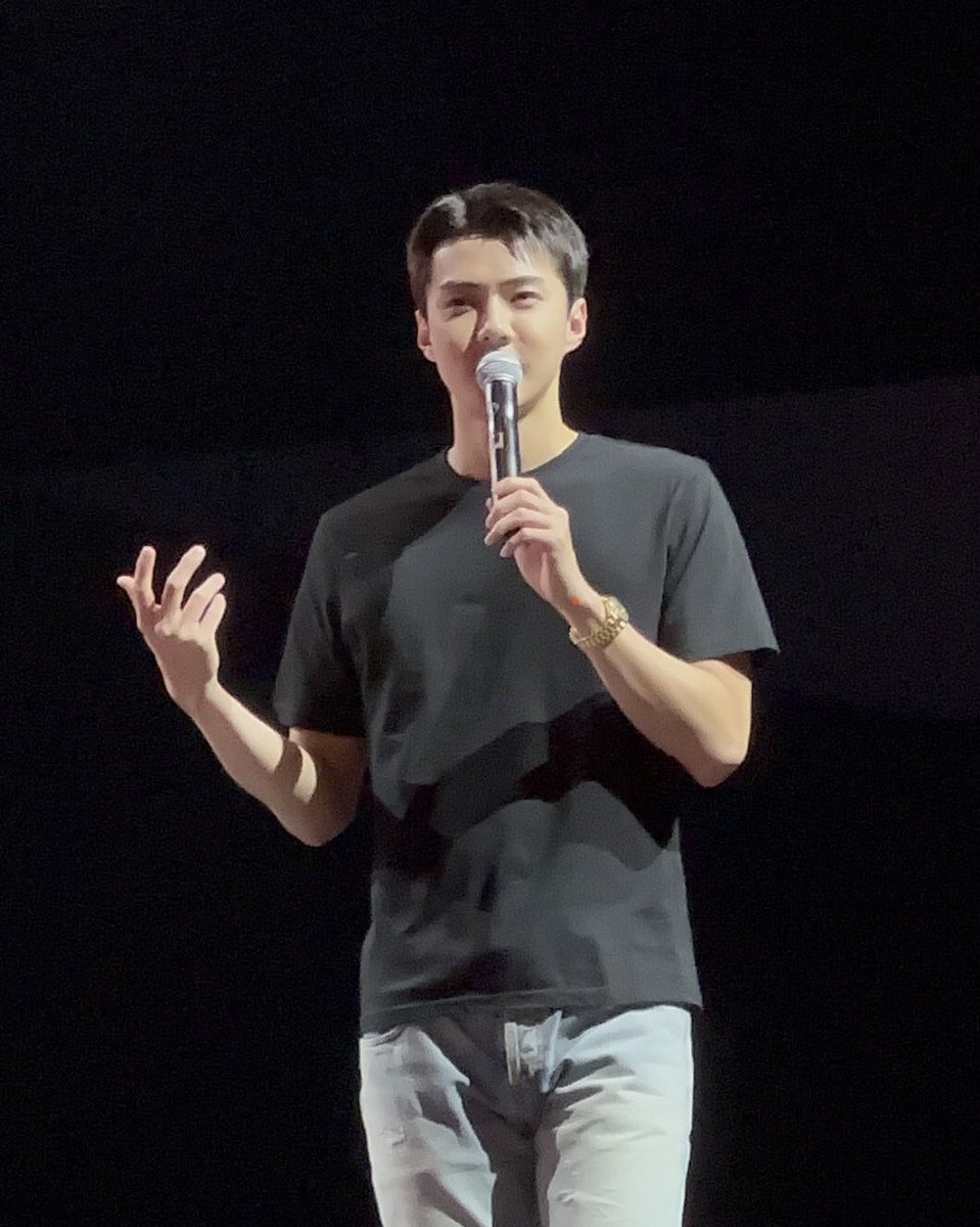 Is Sehun launching the new iPhone model for Apple Event 2023 or what😭😭😭