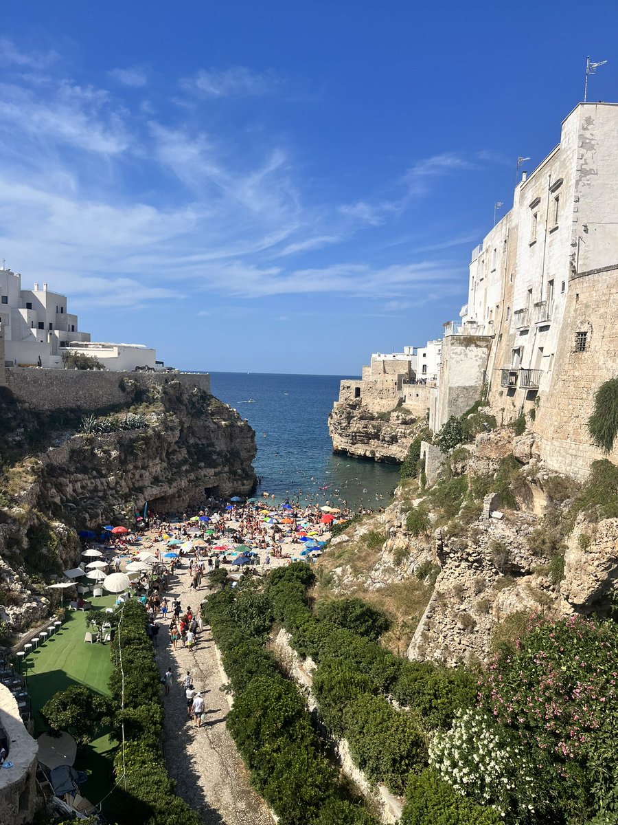 juanifreshness's tweet photo. Los taralli pugliesi son los snacks más frecuentes en toda la Puglia, como estos en Polignano a Mare, que siempre sirven con el spritz o el vino https://t.co/xisGx3J6xd