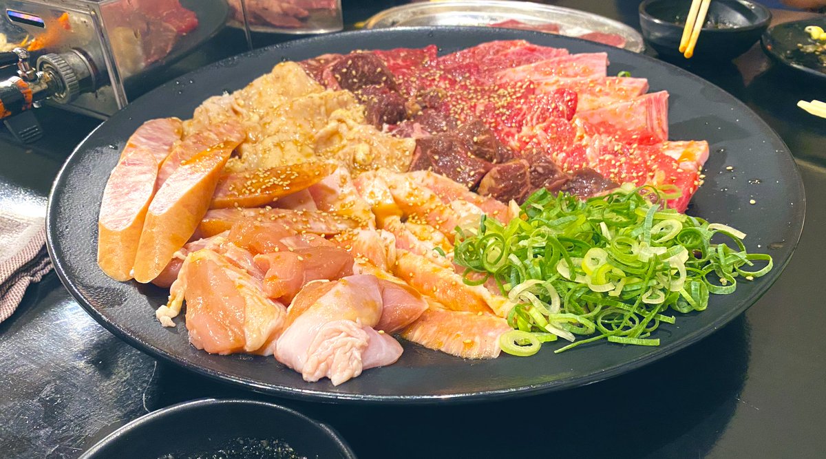 RACtoyama's tweet photo. 8/4（金）に社内での発表会があり、夜に打ち上げをして来ました！

大きなお皿に分厚いお肉が乗っていて、量の多さに驚きました笑

皆さん笑顔で、楽しく過ごされていた様で嬉しいです☺️ https://t.co/uMxw4rGZgg