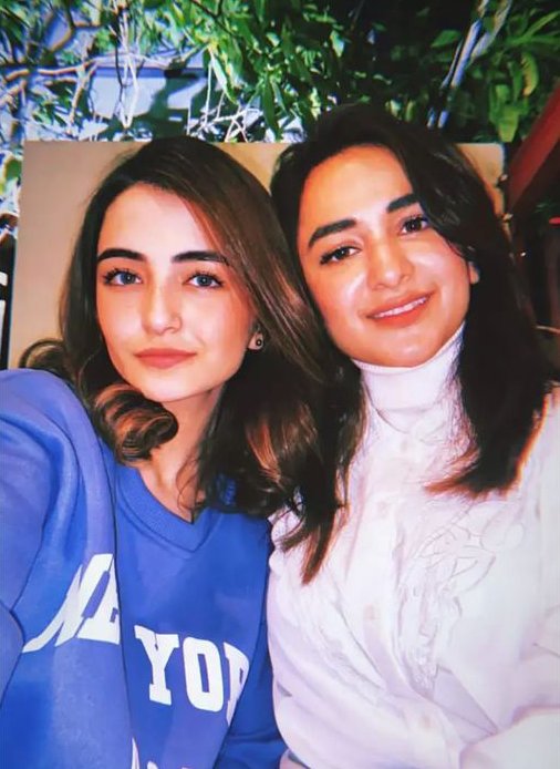 Butterf37377662's tweet photo. The Girlfriends!!! ♥️
Happy girls are the prettiest 🥀
#YumnaZaidi . #KubraKhan . #Daneer . #Meerub. #Syra https://t.co/MipbarCD6W