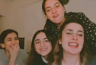 Butterf37377662's tweet photo. The Girlfriends!!! ♥️
Happy girls are the prettiest 🥀
#YumnaZaidi . #KubraKhan . #Daneer . #Meerub. #Syra https://t.co/MipbarCD6W