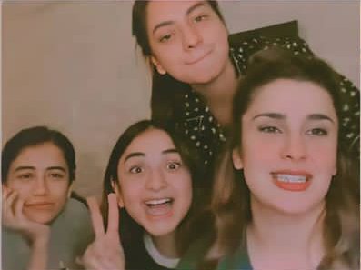 Butterf37377662's tweet photo. The Girlfriends!!! ♥️
Happy girls are the prettiest 🥀
#YumnaZaidi . #KubraKhan . #Daneer . #Meerub. #Syra https://t.co/MipbarCD6W