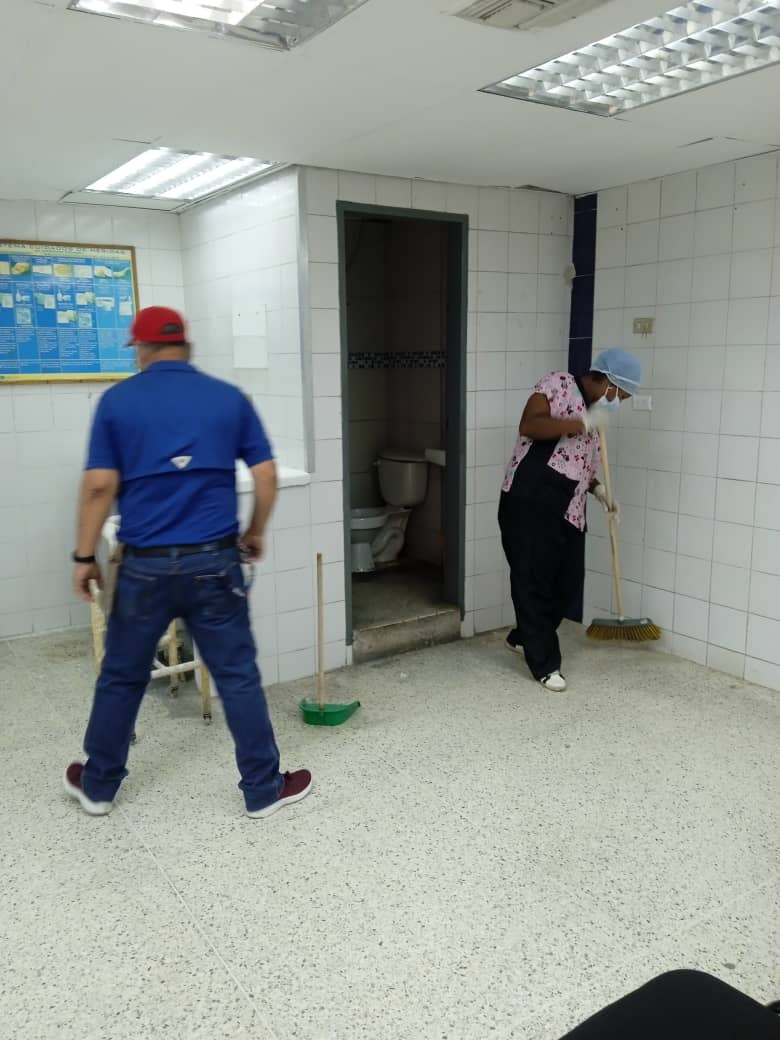 Se realiza limpieza profunda de diversas áreas de la emergencia en el hospital Ricardo Baquero González

#juntosporcadalatido
@mppssalud_vzla
@redambulatoriadsdc