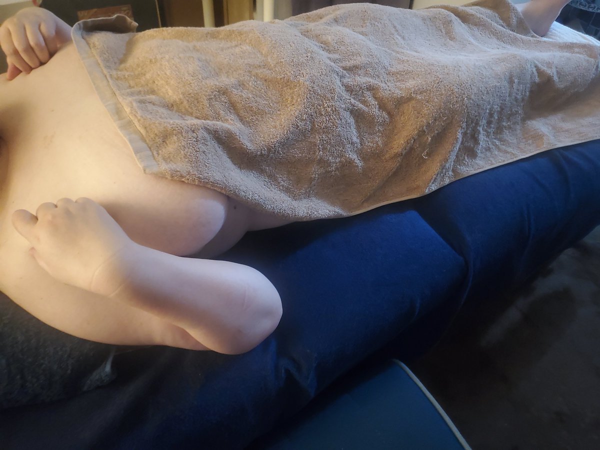 肩こりがひどいという方だったのでマッサージ依頼されました🤗

アロママッサージやりやすいようにということで、
お洋服も脱いでいただけました❤

気持ちよく癒されて帰られました✋

クーラーで冷えたり、ガチガチのからだ
アロママッサージできもちよーくなってみませんか？
体験無料🍀送迎可能🚗