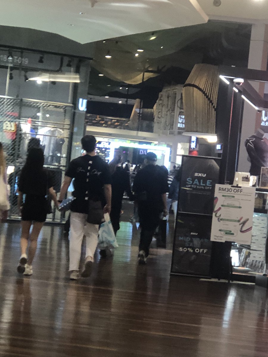nhaznadd's tweet photo. Aku menggelupur jmp ame n aedy kt mid valley kejap ni…. Ape pn x bole buat sbb mak buyung tgh mengah berjln ke parking… both r so cantek n cute je jln pegang tgn https://t.co/PVSUrRfc59