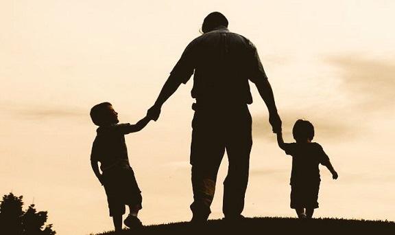 "لا يحمل الأب أطفاله
في بطنه تسعة أشهر
لكنه يحملهم في قلبه إلى الأبد"