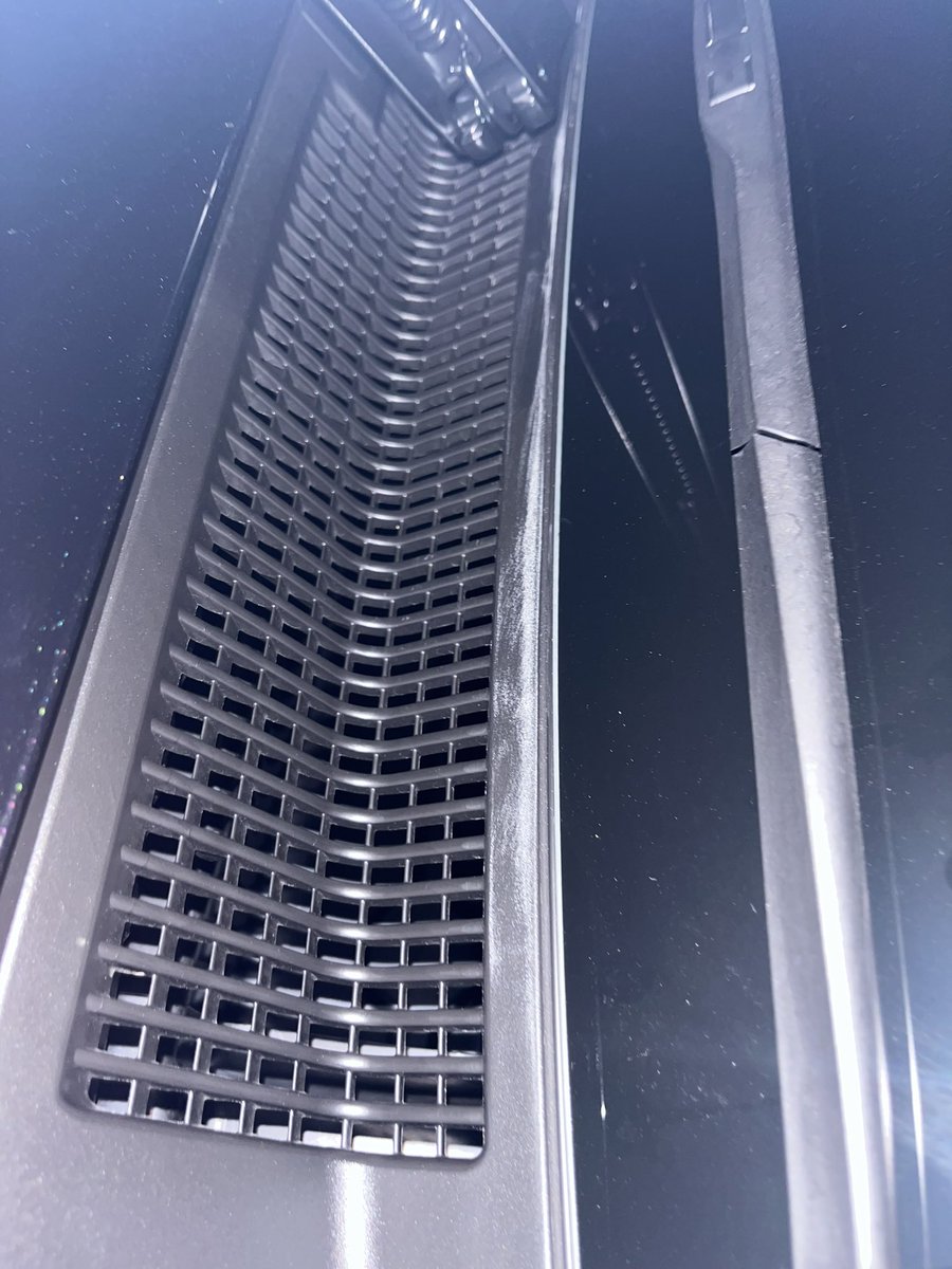 harri0122's tweet photo. ハリアーのフロントガラス飛び石で割れて、フロントガラス交換してもらって帰ってきて改めてみたら擦ったような傷ついてた🥲これはさすがに酷くない🥲 https://t.co/EG2PFrKeGy