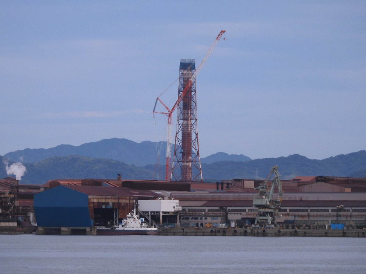 mkiipen's tweet photo. 日本製鉄の呉製鉄所(旧日新)の煙突、先月はじめ(7/4)にはまだ高さがあったのに、昨日(8/5)船上から見たらかなり短くなっていた。
先端から赤い炎をあげて呉の夜空を赤く染めていた光景が懐かしくてさみしい🥺 https://t.co/CYqBk7Jvuh