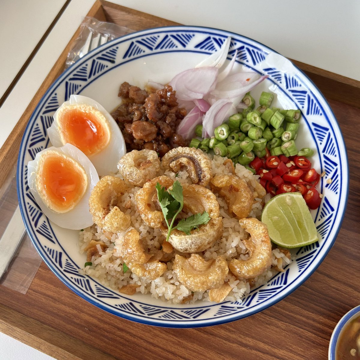 arnathaofficial's tweet photo. ผ่านมาอยุธยา ลองแวะเข้าไปเพราะร้านน่ารัก+เพื่อนบอกก๋วยเตี๋ยวอร่อย สรุป อร่อยจริง กินได้แบบไม่ต้องปรุงเลย รสชาติกลมกล่อมแต่ไม่ถึงกับจัดจ้านนะ อาหารอื่นๆก็อร่อย อย่างข้าวรวนกากหมูทรงเครื่อง จะคล้ายกับข้าวคลุกกะปิเลย แต่ชั้นว่าอร่อยกว่า ข้าวเค้าจะคลุกน้ำมันเจียวกากหมูมาเลย หอมมาก https://t.co/l6Rhg5Am7M