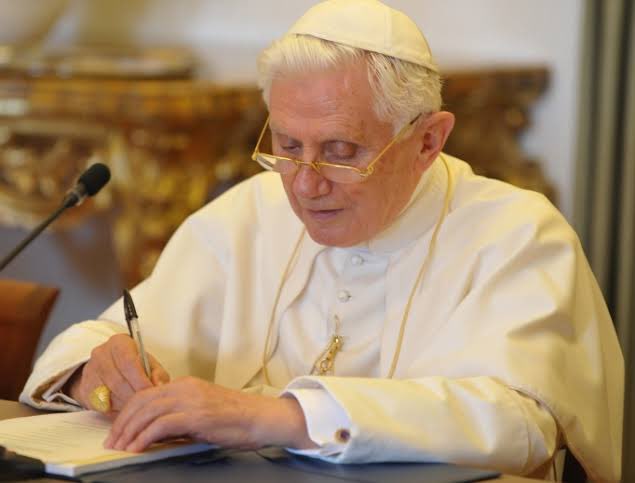 Franciscanode's tweet photo. ¡Qué inmensa alegría tener a María Inmaculada como nuestra Madre! Cada vez que experimentamos nuestra fragilidad y los impulsos del mal, podemos volvernos hacia Ella y nuestro corazón recibe luz y consuelo.
#BenedictoXVI
#Acordaos https://t.co/KTle5YBRIU