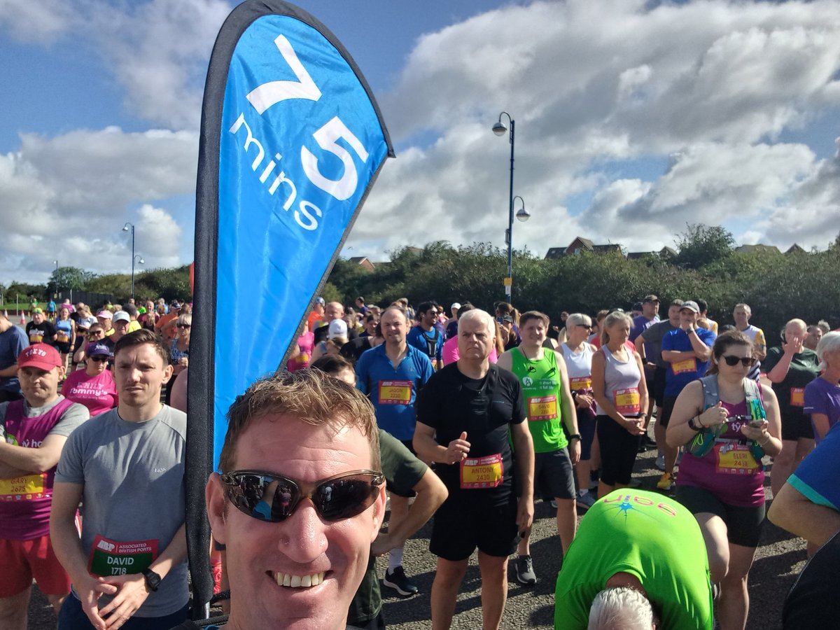 Barod i ddechrau <a href="/Run4Wales/">R4W 🏃🏴󠁧󠁢󠁷󠁬󠁳󠁿</a>. Mae hi'n heulog i <a href="/BarryIsland10K/">Barry Island 10K</a> #dilynwchfi #ynysybarri
Ready to start. It's a sunny day for Barry 10k
#followme <a href="/CornellyStrider/">CornellyStriders</a> <a href="/PorthcawlTri/">Porthcawl Triathlon Club</a>