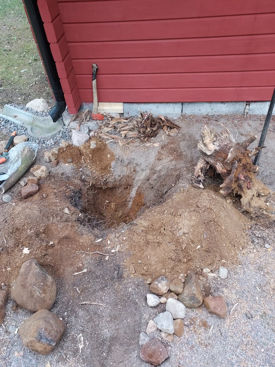 ari_oikarinen's tweet photo. Ollu muutakaan tekemistä sunnuntain iloksi...
Saunan sytykkeitä pitkäksi aikaa.
#Tervaskanto
#Kumpi ? https://t.co/1bywwrxA8n