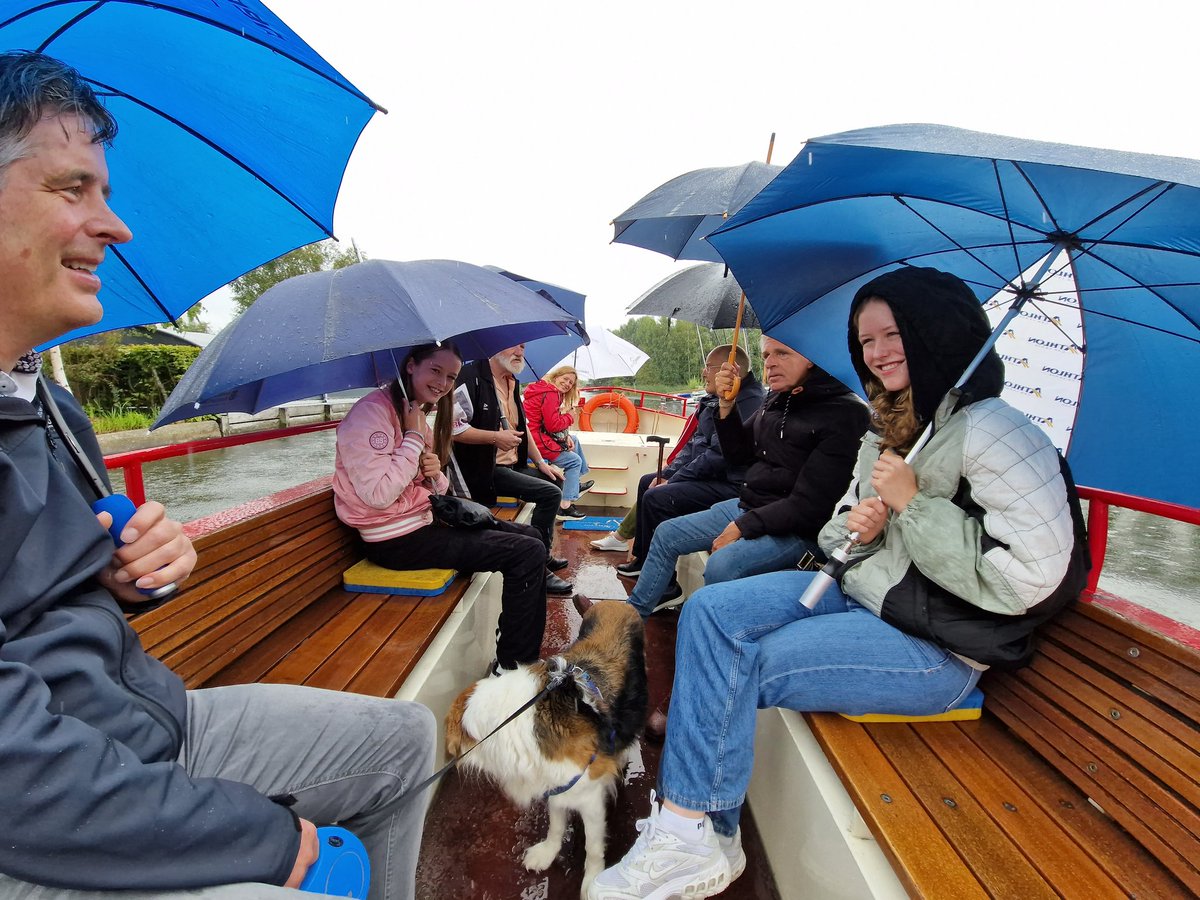 Omdat opa 80 werd en nog een keer #regen #Westeinderplassen wilde beleven zijn we vandaag toch nog van wal gestoken. De moraal was goed en we hebben genoten! Nee, liever geen dakje!!