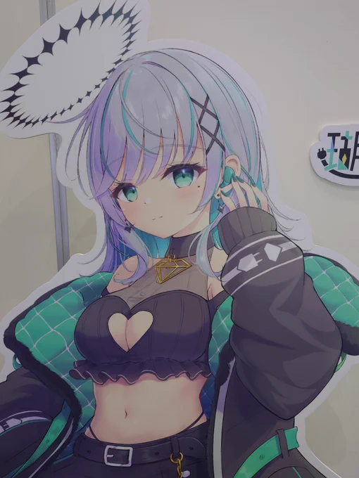 こはねの太もも撮ってきた! #大VTuber展 #瑚羽ぷち