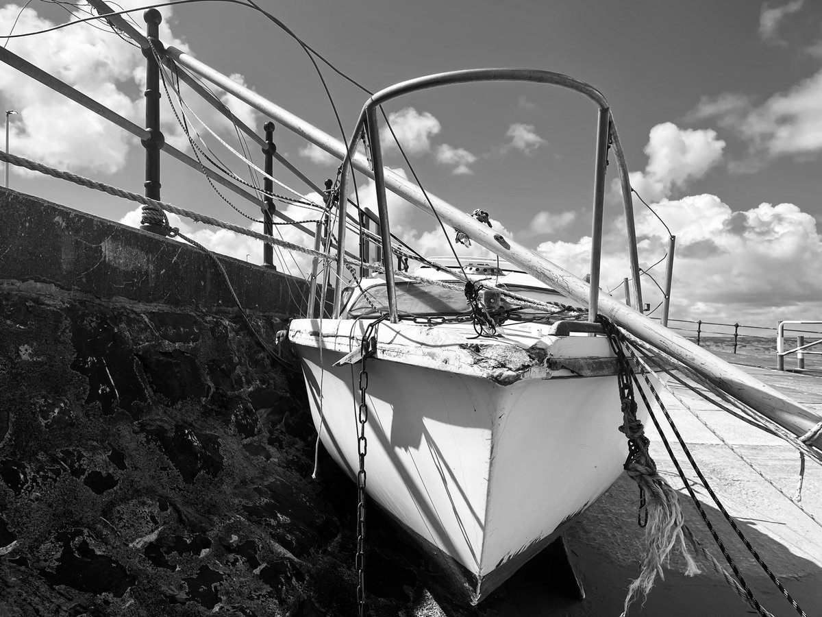 ridesnapwrite's tweet photo. Another boat stranding - close to the slipway - with mast and rigging draped akimbo on the Meols Parade - the yacht Amber - hopefully much easier to recover than the Blue Boat that perches on the Seawall a mile or so east. Unlikely to evolve into a #timespan #yacht #wreck #meols https://t.co/qjaNwt6ZWc