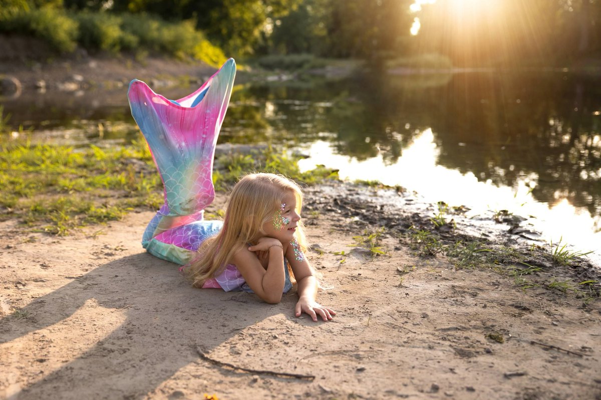 Day 1612 of Life - My Little Mermaid 🧜‍♀️ Gosh, Elly is just turning into the most beautiful little girl and I love her to pieces! What a fun mermaid shoot with Aunt Nelly! I would give anything to pause this moment of time in our lives - it’s magical.