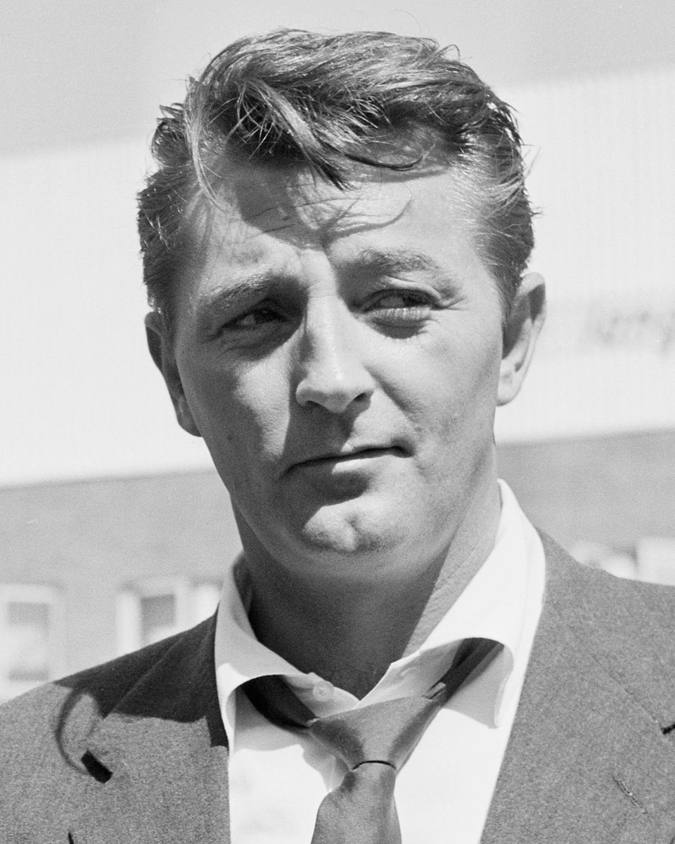 moviesunlimited's tweet photo. Robert Mitchum was born today in 1917. What's your favorite movie from his career?
#OutofthePast #NightoftheHunter #StoryofGIJoe #HolidayAffair #HisKindofWoman #LustyMen #EnemyBelow #Movie #Movies #Unlimited https://t.co/ZjrO2CHD6n
