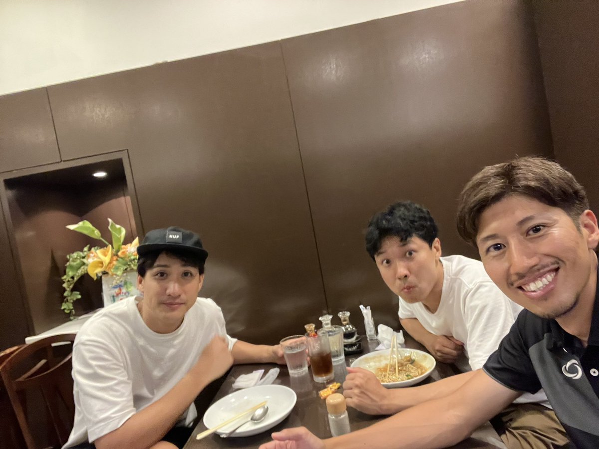 ShunNagashima's tweet photo. 本日も最高の時間でした⚽️
いつも楽しい時間をありがとうございます◎
#FC45 #meganebiiki
#小木博明 #山本紘之 #渡辺裕太
#〆中華までがフットサル https://t.co/dPtyCQOEQP