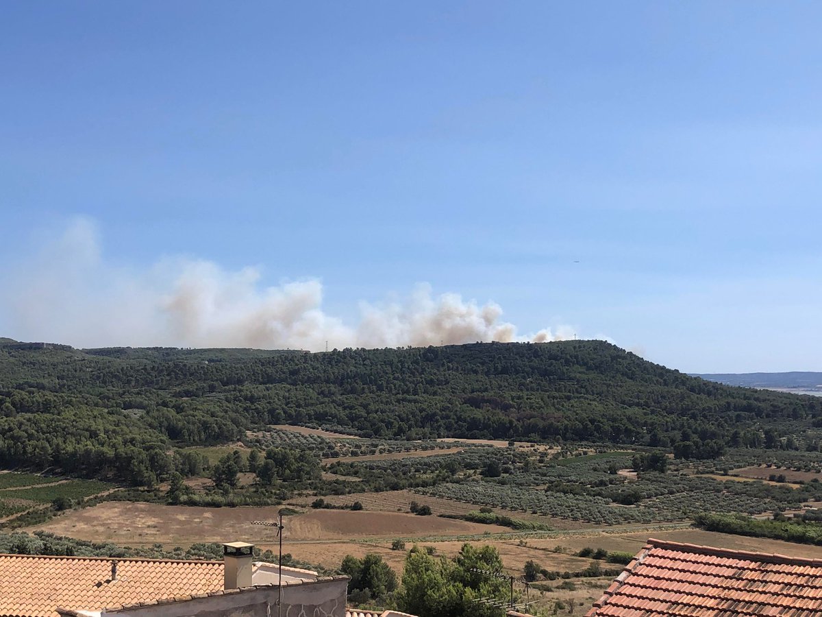FeuxdeForet_FR's tweet photo. 🔴 Un départ de feu a été signalé sur la commune de Rognac (13).

Pour votre sécurité, évitez le secteur et facilitez l’accès aux services de secours.

@Pompiers_13 

https://t.co/FR2NQdRRNc https://t.co/mwh7xbcaos