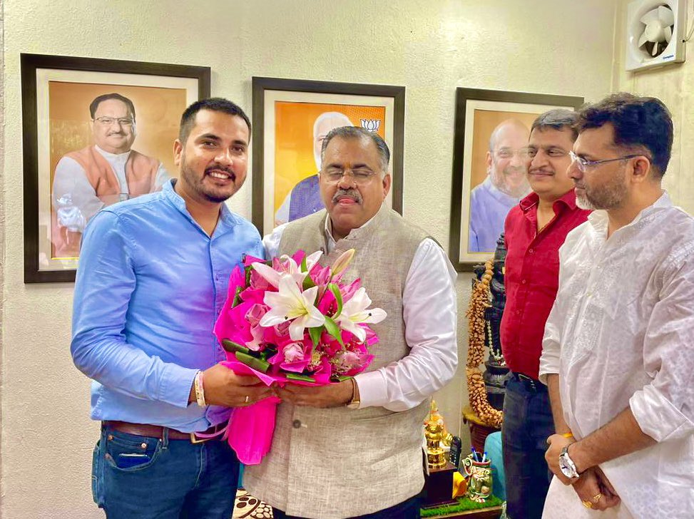 _navneetguleria's tweet photo. भारतीय जनता पार्टी के राष्ट्रीय महामंत्री व भारतीय जनता युवा मोर्चा के राष्ट्रीय प्रभारी आदरणीय श्री तरुण चुग जी से उनके आवास पर मिलकर उनको पुनः राष्ट्रीय महामंत्री बनने पर शुभकामनाएँ प्रदान की। @tarunchughbjp @BJP4India https://t.co/H30CL4VKNB