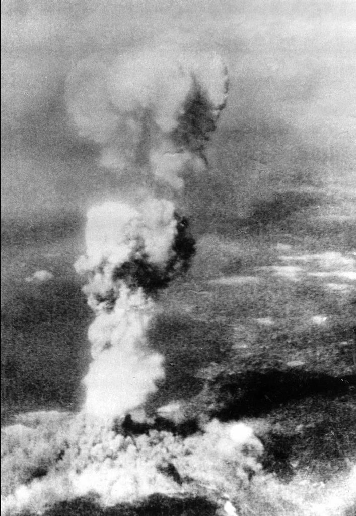 JeffreyGuterman's tweet photo. The United States dropped an atomic bomb on Hiroshima, Japan on this date August 6 in 1945. Photo by George R. Caron. #OTD https://t.co/IB5fcCwPLB