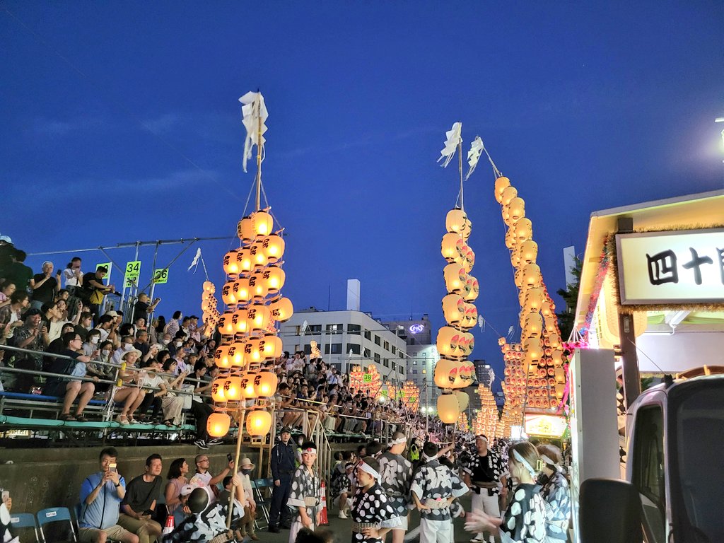 xmuo7ver2's tweet photo. 8/3(木)から今日までの4日間、秋田市では #竿燈まつり が開催され、見に行ってきました💡 今年はコロナ禍明けてのフル開催で、去年よりも人も多かったなと！ 我らが学会もお祭りに協賛しているみたいでした😌  #秋田市 https://t.co/xIDzW0w64D