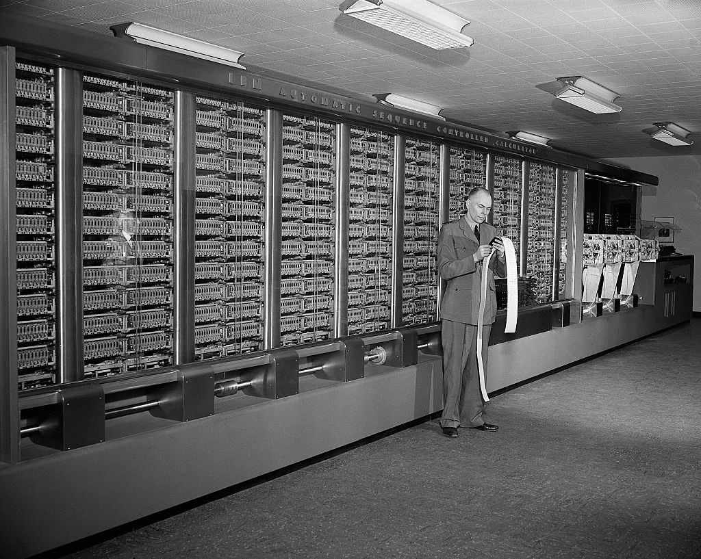🤓 Fun Fact: Did you know that the term "bug" in software engineering originated from an actual insect? In 1947, Grace Hopper found a moth causing a malfunction in the Harvard Mark II computer, and she literally removed the "bug." 🐛🔧 #SoftwareEngineering