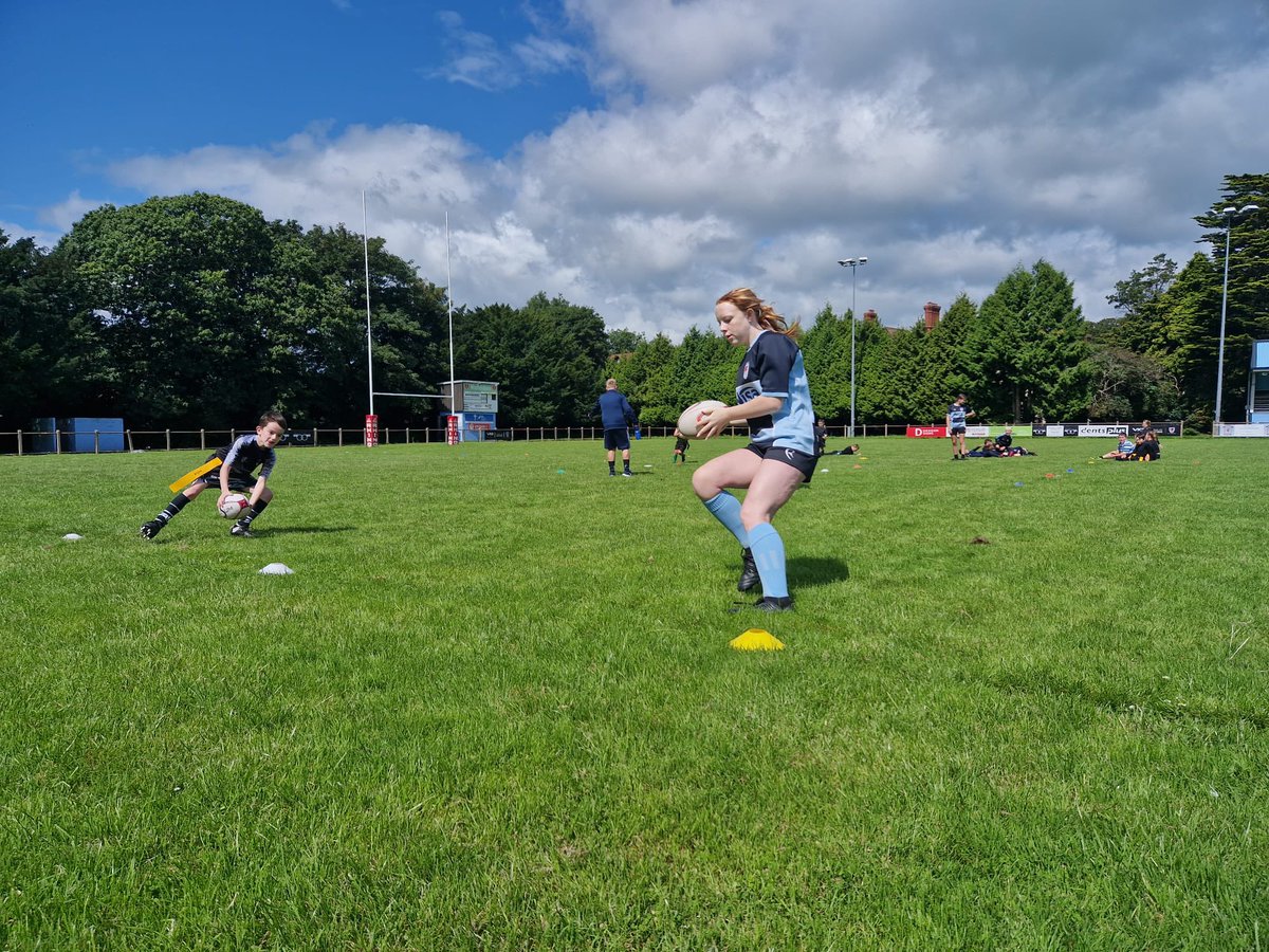 GlamWands_minis's tweet photo. A BIG shout out to the girls team who supported us today! They are a huge inspiration for our younger girls and we look forward to collaborating with them more as the season starts - #wru #wands #rugby #community #rugbyfamily #girlsrugby. @GirlsWanderers https://t.co/GbDAzJPteL