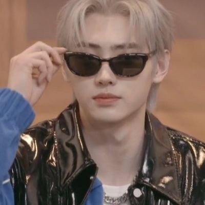 hello it's eze! not new to #kpoptwt and #stantwt, looking for interactive moots!

— he / him
— filo, '04 liner
— mainly for enha, svt , ateez and txt
— eng / tag
— any fandom is welcome!
— let's be moots!

♡ / ↻ are v appreciated , to be moots &amp; spread. tysm!